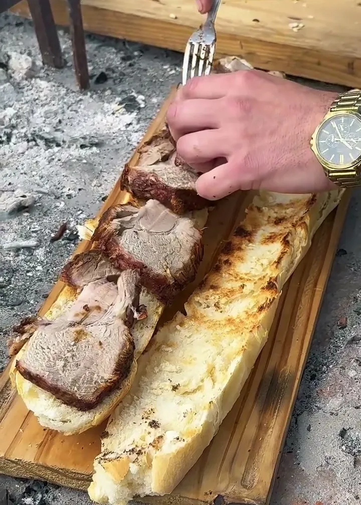 Sándwich de bondiola cortado sobre una tabla